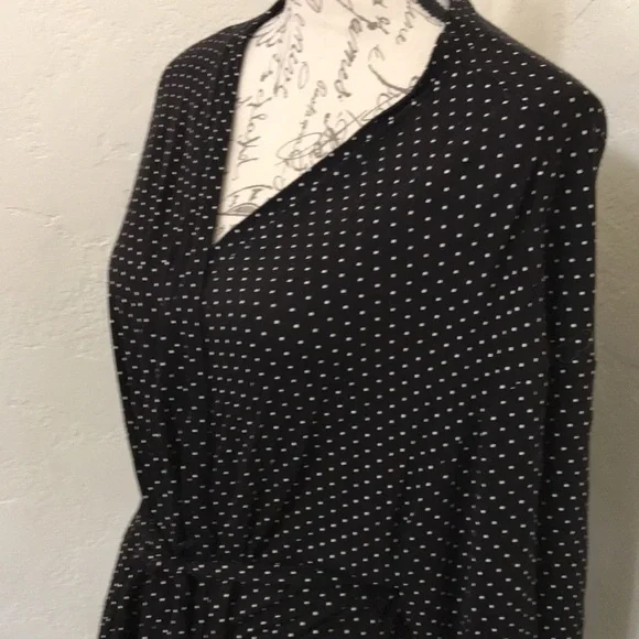 SECRET TREASURES Robe. Size Large - Picture 2 of 10